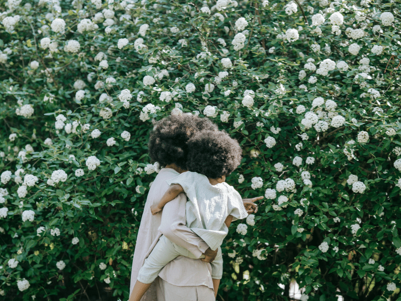 maman et fille et fleurs